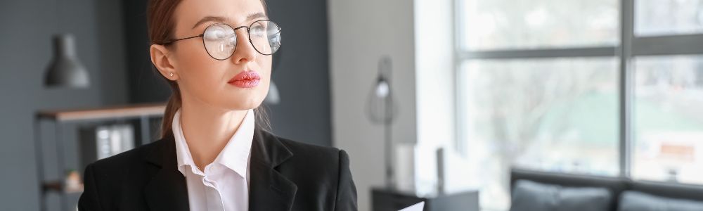 Prawnik lub komornik sądowy w trakcie pracy w kancelarii. Zdjęcie ilustrujące postępowanie egzekucyjne, w którym uczestniczy wierzyciel oraz dłużnik posiadający rachunek bankowy objęty egzekucją długu.