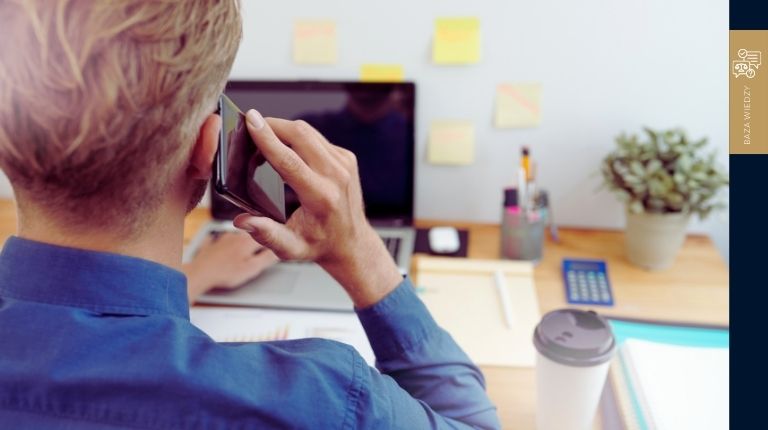 Osoba odbierająca stresujący telefon od windykatora