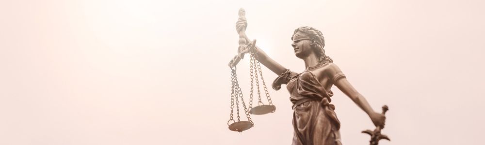 art. 75c Prawa bankowego - 14 dni roboczych na złożenie wniosku o restrukturyzację zadłużenia · Bezpłatna analiza zadłużenia firmy i wyliczenie kosztu w 24 godziny · Trzy dokumenty potrzebne na bezpłatną konsultację restrukturyzacyjną w Lex Capital